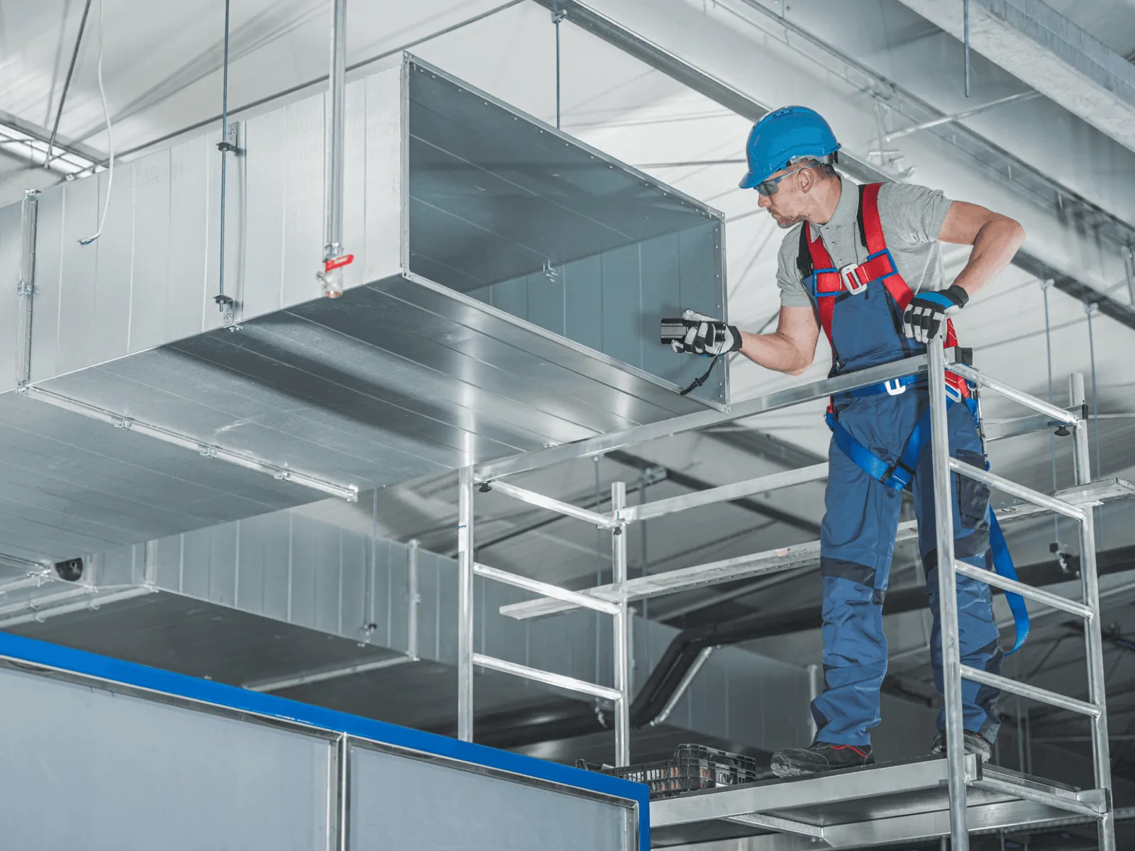 Técnico de segurança checando o sistema de exaustão industrial